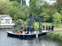 Boot aan een aanlegsteiger bij begraafplaats Crooswijk