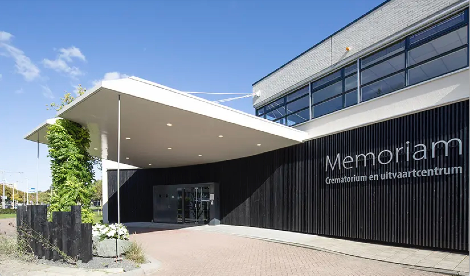 Entree en gevel van crematorium en uitvaartcentrum Memoriam
