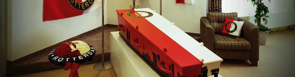 Rood-witte kist met Feyenoord-embleem in een afscheidskamer