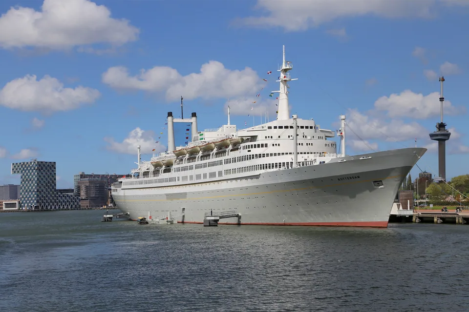 Het ss Rotterdam aan de kade, met de Euromast op de achtergrond